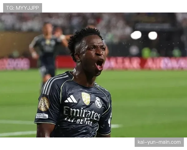 关键瞬间：维尼修斯内切吸引四人防守，为巴尔韦德后插上创造绝对空当